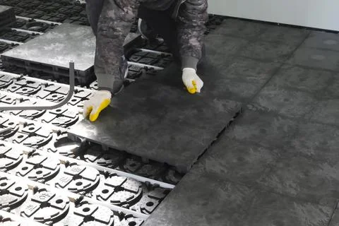 Laying of insulation elements and guides for underfloor heating system. Fotos de archivo