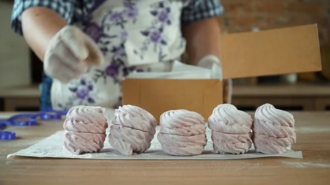 Laying marshmallows in a box1 Stock Footage 85666940