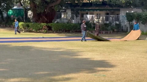 Laying of matting for prayer Vídeo Stock 324514945