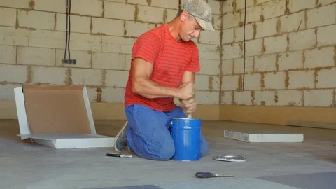 Laying rubber floor tiles Video stock 79337322