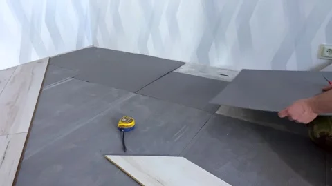 Laying the substrate under the laminate in a rectangular way. Vídeo Stock 249311895