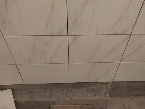 Laying tiles in the interior 库存照片