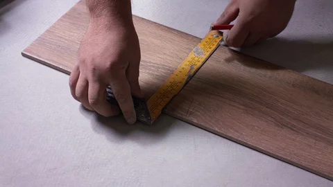 Laying tiles on the wall Video stock 94989290