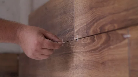 Laying tiles on the wall Video stock 94995271