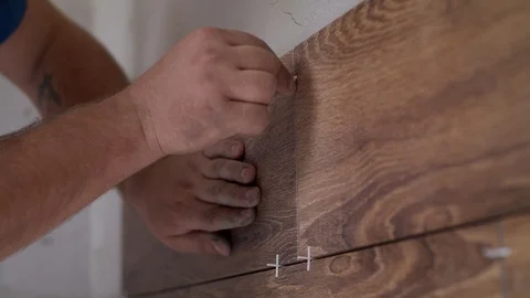Laying tiles on the wall Video stock 94996201