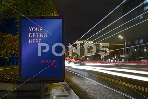 Layout of an advertising Billboard at night. Mockup PSD Plantilla PSD