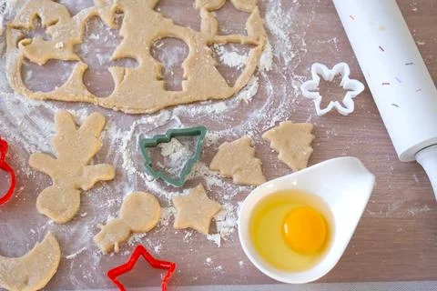 Layout of cookie cutters close-up cut out cookies from the dough with molds.. 스톡 사진