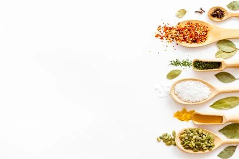 Layout of various spices in spoons. Top view, copy space Foto stock