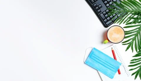Layout - Workspace with keyboard, notepad and a cup of cappuccino coffee Foto stock