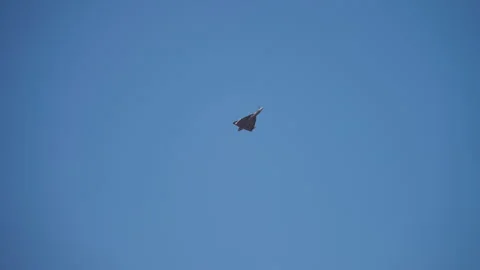 LCA Mk-1A Tejas showcasing its performance in slow motion at the Aero India Air Vidéo 303964245