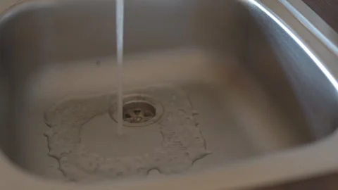 LD Water running into the kitchen sink and stopping Stock Footage 264916573