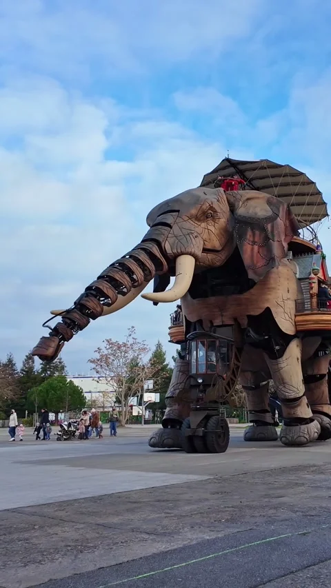 Le Grand Éléphant mechanical walking sculpture at Les Machines de l’Île Nantes Video stock 331446475