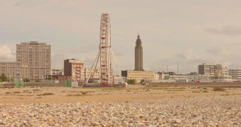 Le Havre beach with distant Le Havre cityscape, France Vidéo 334328238