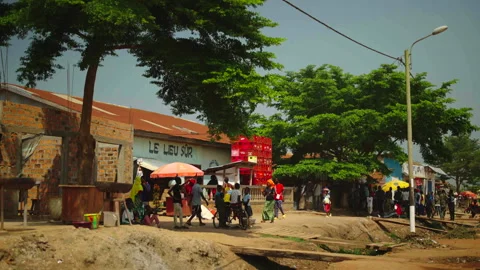 "LE LIEU SUR" storefront with people in foreground Vídeo Stock 338167499