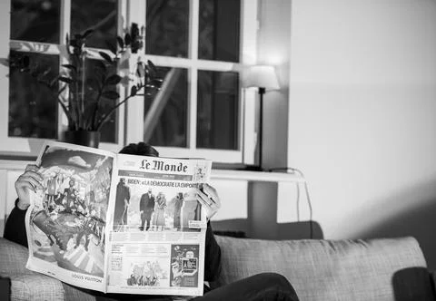 Le Monde newspaper featuring breaking news and headlines with Joe Biden Foto stock