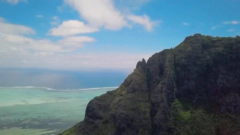 Le Morne Brabant mountain in Mauritius. 動画素材 102401702