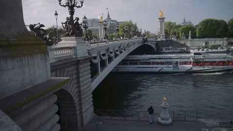 Le pont Alexandre III et Tour Eiffel Video stock 76585880