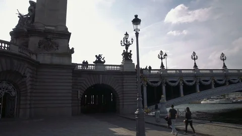 Le pont Alexandre III et Tour Eiffel Stock Footage 76586388