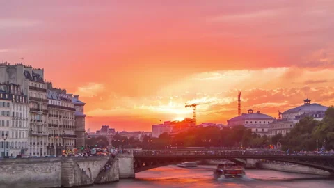 Le Pont D'Arcole bridge at sunset with people and boats timelapse, Paris, France Video stock 236996325