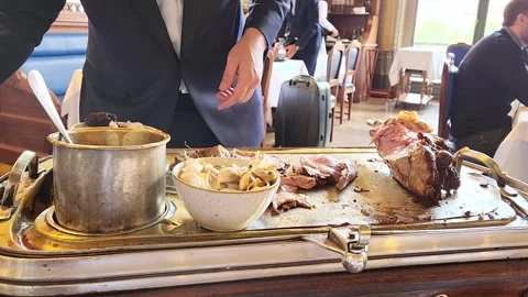 Le Train Bleu, restaurant, table side carving 库存影片 242433002