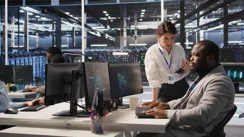 Lead data center admin overseeing IT expert integrating AI in equipment rigs Foto stock