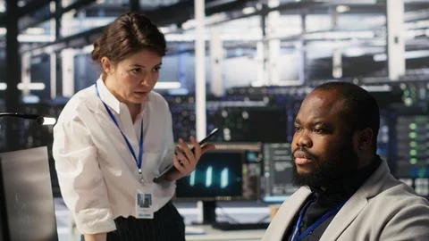 Lead data center admin overseeing IT expert integrating AI in equipment rigs Foto stock