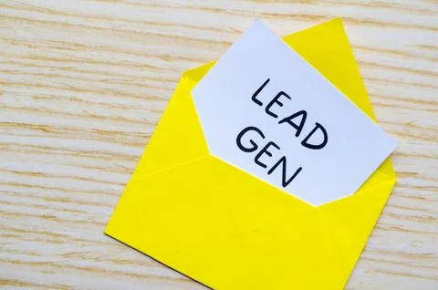 Lead Gen text on white notepad with yellow envelope. Online marketing concept Fotos de archivo
