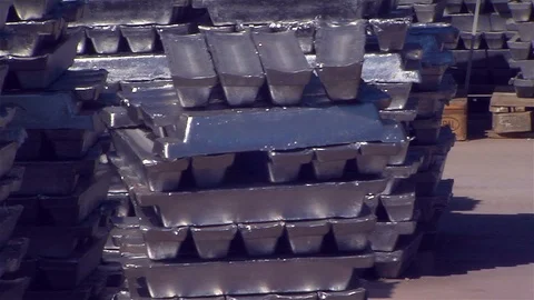 Lead ingot in recycling 動画素材 103719684