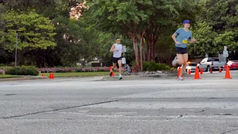 The lead runners begin to separate from the pack in the 2021 Katy Trail 5k run Vídeos de archivo 160778347