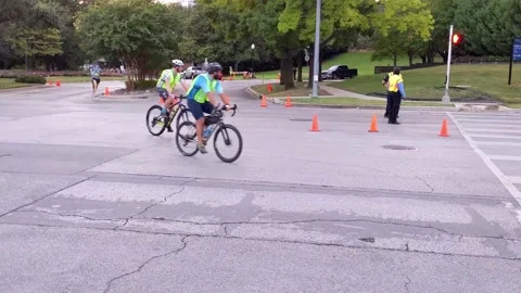 The lead runners begin to separate from the pack in the 2021 Katy Trail 5k run 動画素材 166817662