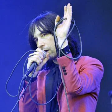 Lead Singer Bobby Gillespie Of Primal Scream Play The Pyramid Stage. Glastonbury Stock Photos