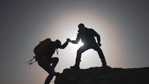 Leader offering help business teamwork silhouette. Helping hand in leadership Vídeos de archivo 315341815