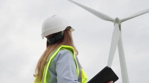 Leading scientist with a digital tablet next to a turbine: studying alternative Video stock 248351541