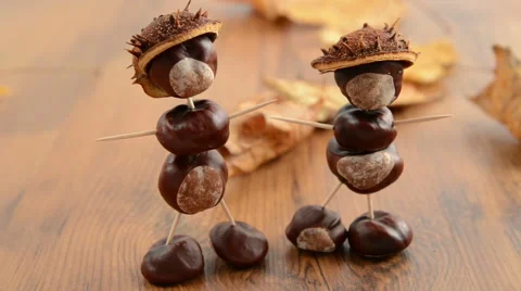 Leaf falling behind two Chestnut mannequin Vídeo Stock 43298983