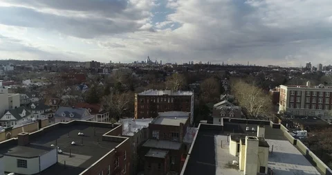 Leafy Rooftops Below the Distant Manhattan Skyline Видео 88309231