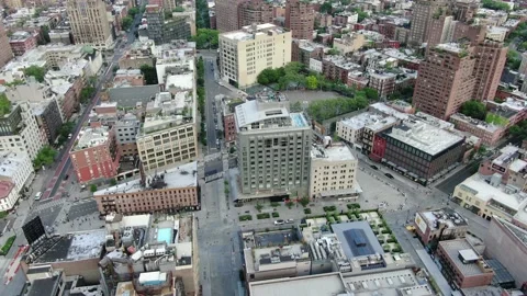 Leafy Street Cutting Through Low West Side Blocks Vídeo Stock 131583143