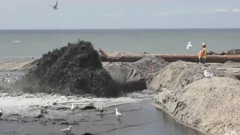 Leak of polluting material emerging from a main pipeline. Video stock 105063390