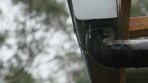 A leaking gutter with a tin roof raining. Vidéo 150288705
