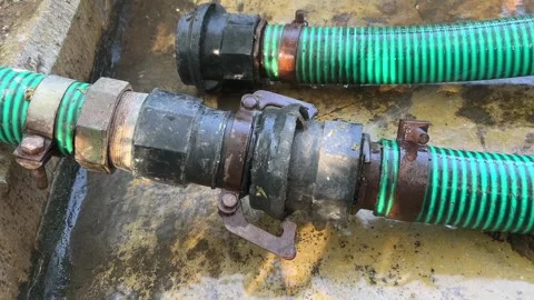 Leaking Industrial Water Hose Connection with Metal Couplings and Pipe Fittings 스톡 동영상 325064458