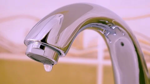 Leaking tap (close-up) Stockbeeldmateriaal 104848381