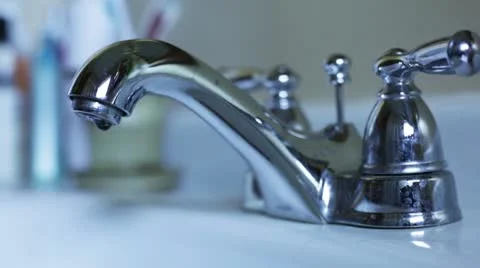 Leaky bathroom faucet. Vídeos de archivo 8928737