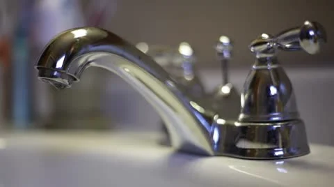 Leaky bathroom faucet. Video stock 8928751