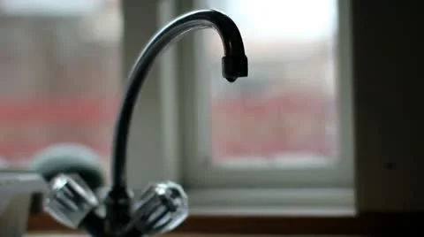 A Leaky kitchen faucet dripping Vidéo 10728101