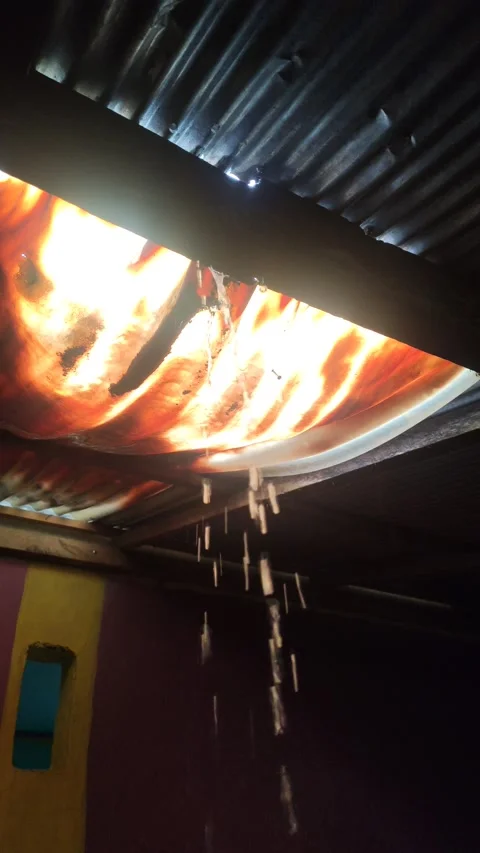 Leaky roof Video stock 209427432