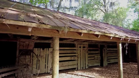 Lean to barn Vídeo Stock 242103385