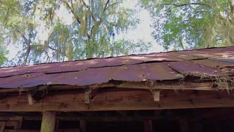 Lean to barn with wagon wheel 스톡 동영상 242103520