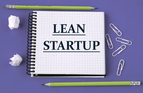 LEAN STARTUP - words in a white notebook on a blue background with pencils,.. Foto stock