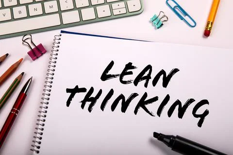 Lean Thinking. Note paper with text and computer keyboard on office table Foto stock