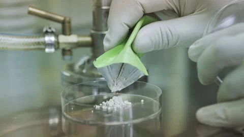 Lean white powder material to glass container Laboratory Close up 50fps Vídeos de archivo 247403126