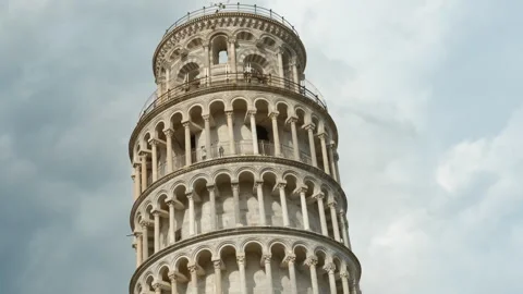 Leaning tower of pisa showing its tilt under cloudy sky 스톡 동영상 325080356